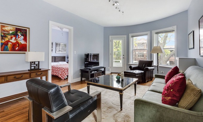 Rogers Park Apartment | Luxury Loyola 3 Bedroom, 2 Bath, Near Subway and Beach
