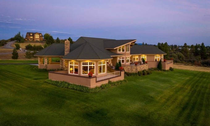 Chiloquin Villa | Luxury Mansion near Crater Lake!