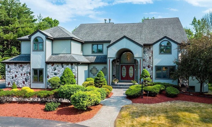Niskayuna Villa | Luxury Mansion Rentals in Niskayuna, NY USA