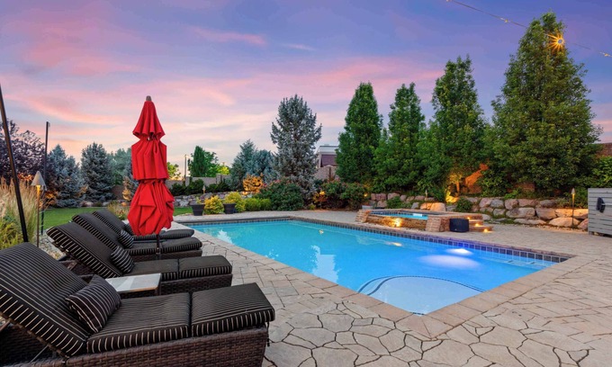 Draper House | Luxury Mansion *Sleeps 20 *Pool *SportCrt *Theater * Gym * Hot tub & Games