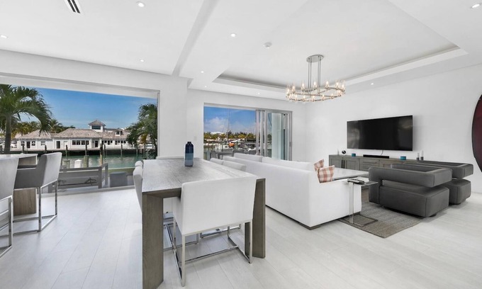 Nassau Villa | Luxury Marina & Beach Villa @ Palm Cay
