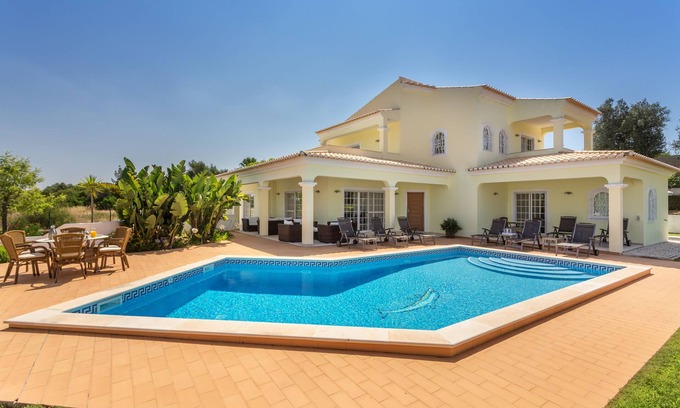 Montes de Alvor Villa | Luxury mediterranean villa with heated pool and gym