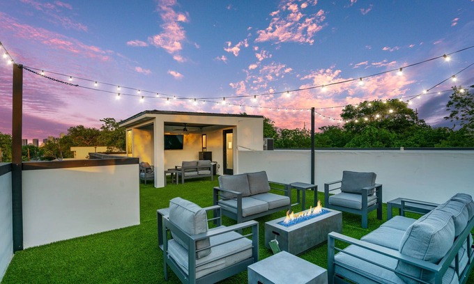 West Dallas House | Luxury Mid Century Modern★Rooftop★Near Everything!