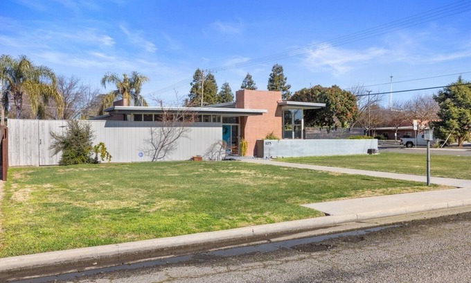 Turlock House | Luxury Mid-Century Oasis, Pool, Spa, & Outdoor Living in Prime Turlock