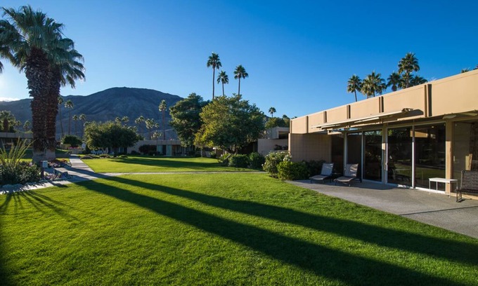 Palm Desert Condo | Luxury Midcentury Modern