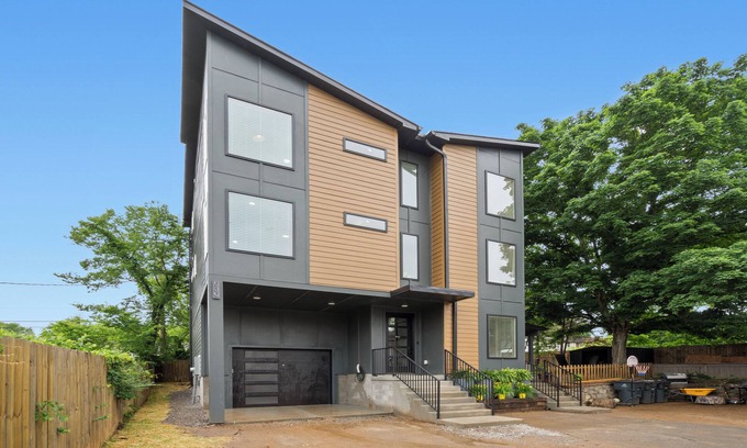 Nashville House | Luxury modern 3bd/3ba, sauna, EV charger, 15mi BNA 7mi Broadway 6mi Vandy