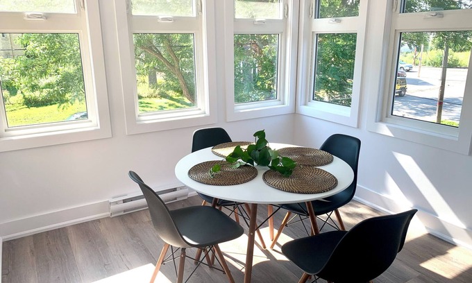 Peterborough Apartment | Luxury Modern Apartment in Downtown Century Home - 2 Bedroom, Free parking x 4