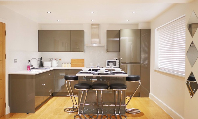 Camberley Apartment | Luxury Modern Apartment, Contractors, families, businesses Upto 5 Guest