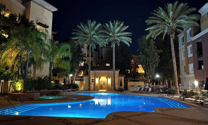 Valencia Condo | Luxury Modern Condo w/PS5, BOSE sound, UltraFast WiFi, Kingbed+Sofabed+65' Tv's