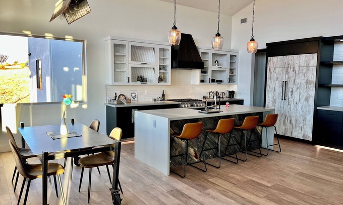Williamson House | Luxury Modern farmhouse, Strong WiFi, Stunning Granite Mountain Views