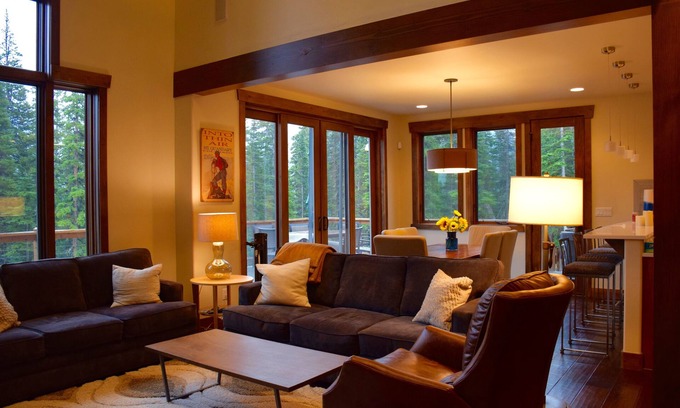 Quandary Village House | Luxury Modern House with Beautiful Mountain Views