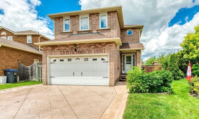 Erin Mills House | Luxury Modern Retreat: w/Sauna & Modern Amenities