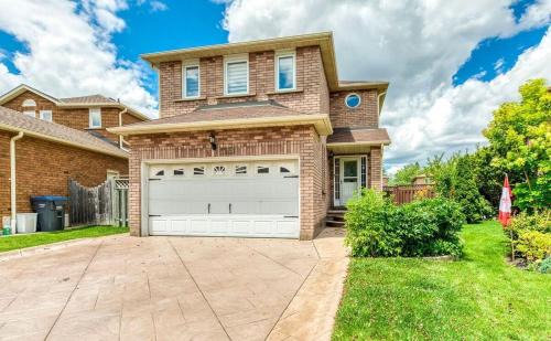 Erin Mills House | Luxury Modern Retreat with Sauna & Modern Amenities