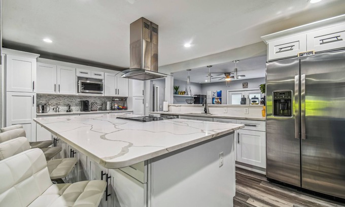 Limona Improvement House | Luxury Modern spacious 5Bedroom/3Bathroom, Theater room a game room and pool.