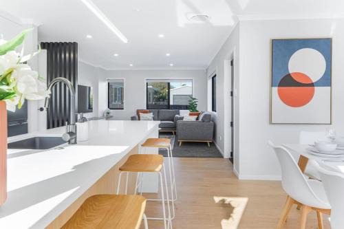 Te Rapa House | Luxury, Modern with King Bed and Views- By KOSH BNB