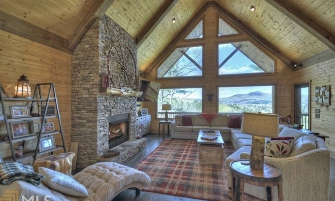 Aska Cabin | Luxury Mountain Cabin with Stunning Panoramic Views