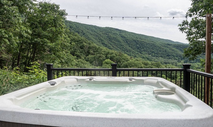 Maurertown Cabin | Luxury mountain cabin W/hot tub & majestic views