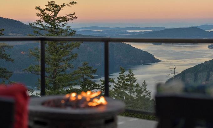 Malahat House | Luxury Mountaintop 5 Bedroom with Unparalleled Spectacular Views