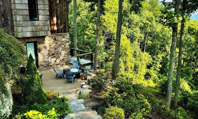 Asheville House | Luxury Mountaintop 5 min. to Downtown New Large Modern Mountain design w VIEWS