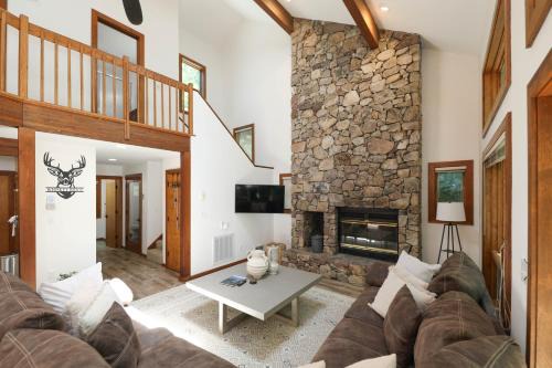 Nellysford House | Luxury Mountaintop Family Retreat