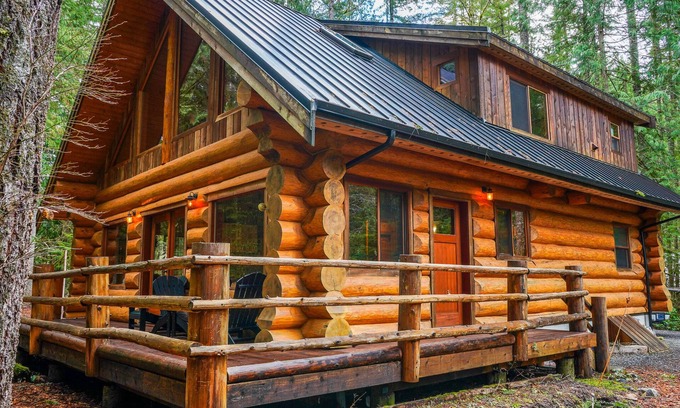 Warnick Cabin | Luxury Mt Baker Log Home with Fireplace, Outdoor area, & Chefs Kitchen.