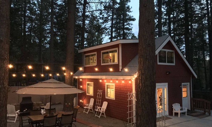 Idyllwild Cabin | Luxury Musical Cottage-WALK TO TOWN-Huge Master BR