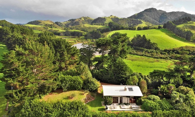 Pataua Cottage | Luxury Nature Retreat with Sea View - Tahi