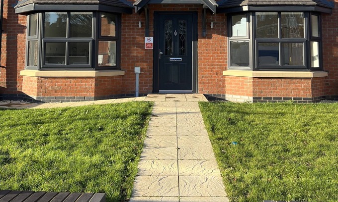 Stonnall House | Luxury New Build Property- Sleeps 11. Very spacious and comfortable