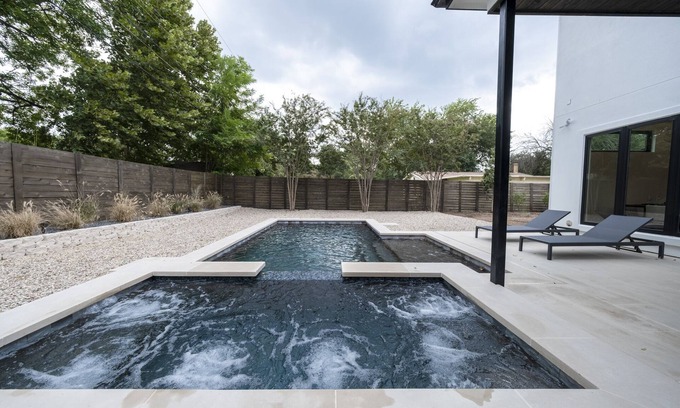 Galindo House | Luxury New Build, Private Pool and Spa, Sleeps 10 all King, 4 min to Dt