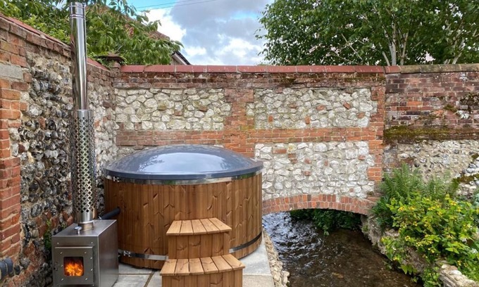 South Creake House | Luxury North Norfolk Retreat | Hot Tub & Games Room