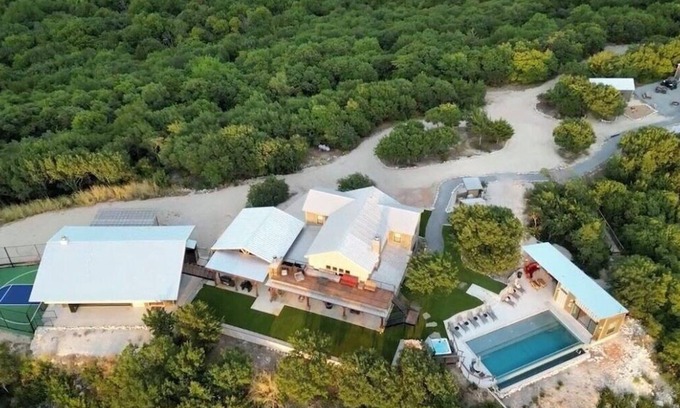 Muenster House | Luxury North Texas Retreat-FULL Rental for 37-Pool/Spa/Sports Courts/Views