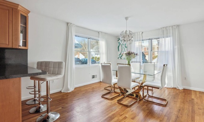 White Plains House | Luxury NY Retreat+Free Parking