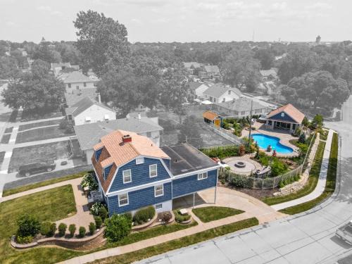 Southeast Omaha House | Luxury Oasis Heated Pool, Hot Tub, BBQ