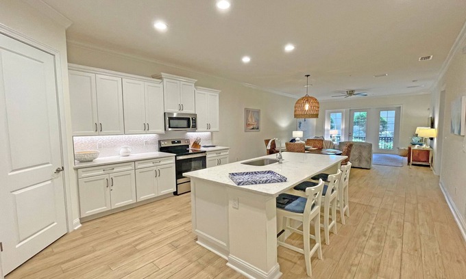 American Beach Condo | Luxury Oasis Stylish Beach Condo 2bed/2bath