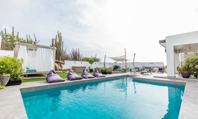 Boroncana Villa | Luxury Oasis Villa with Pool! - 3 Mins to Beach, Shops, Restaurants, Market.