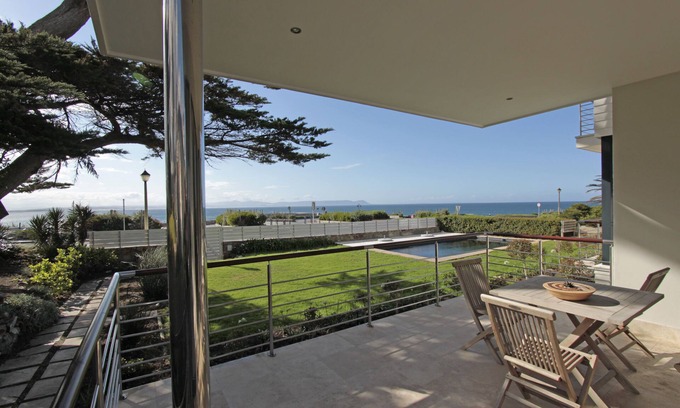 Hermanus City-Centre Apartment | Luxury Ocean-Front Apartment in Historic Hermanus