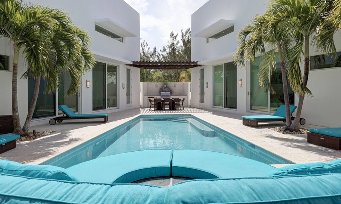 Jimmy Hill Villa | Luxury Ocean View Beach Villa with Private Pool Garden Courtyard in Great Exuma
