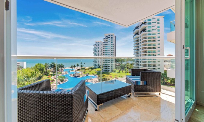 Marina Vallarta Apartment | Luxury Oceanfront 4BR Condo - Pool - Ocean View