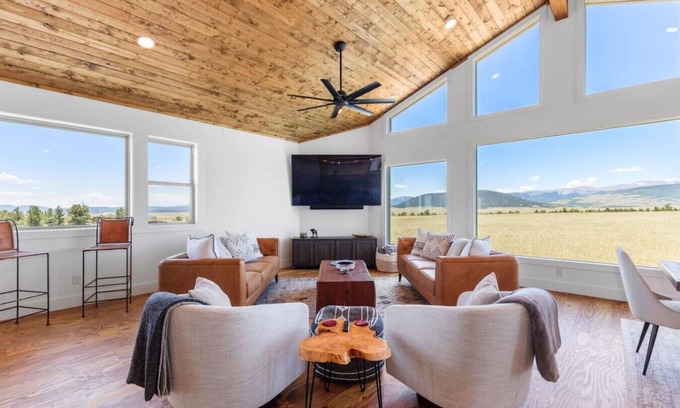 Fairplay House | Luxury Off-Grid Lodge | Views, Games, Pet Friendly