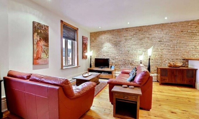 Ville-Marie Apartment | Luxury Old Montreal Heritage Home