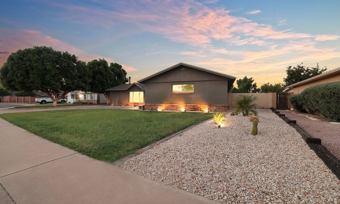 Scottsdale Highlands House | π LUXURY Old Town Oasis - Heated Pool - Golf - Work - Relax