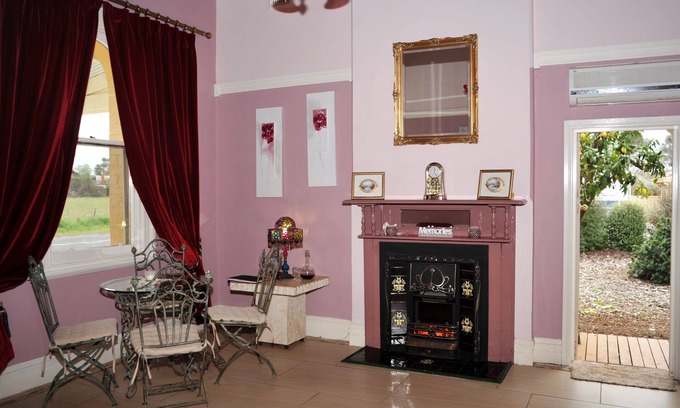 Rutherglen Bed & Breakfast | Luxury old world B&B 1849 historic pub beautifully renovated