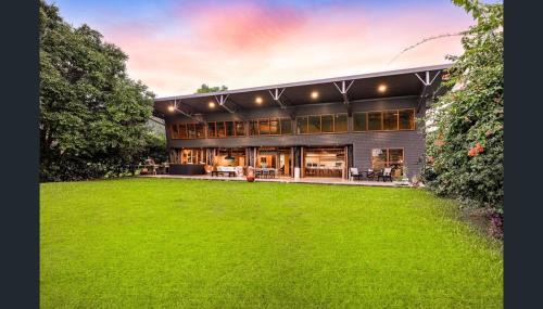 Yungaburra House | Luxury on Lake Tinaroo Lakefront Living