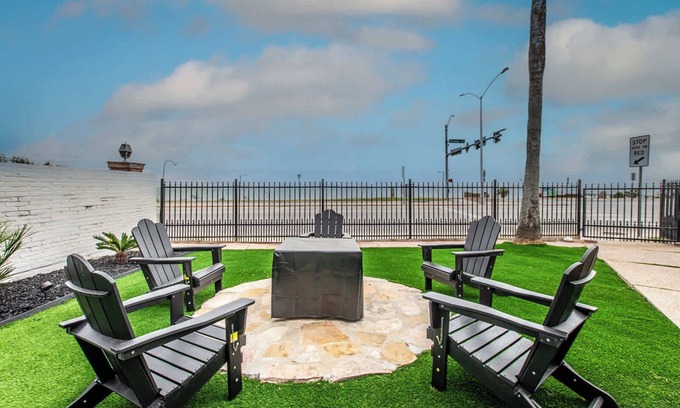 Del Mar House | Luxury on Ocean Drive - Sleeps 28