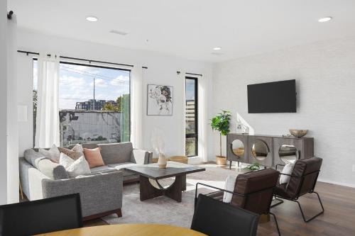 North Capitol Apartment | Luxury on the River 4 Beds 2.5 Bath, Walk to Downtown