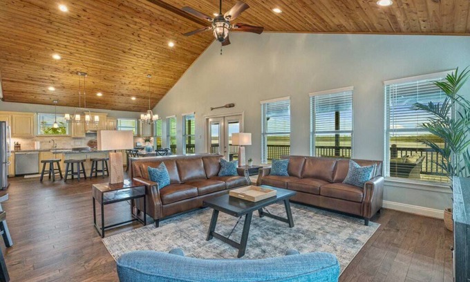 Hackberry House | Luxury on the Water