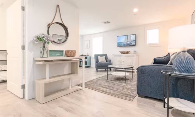 Plymouth Cultural District Apartment | Luxury One Bedroom Condo (650S.F.)