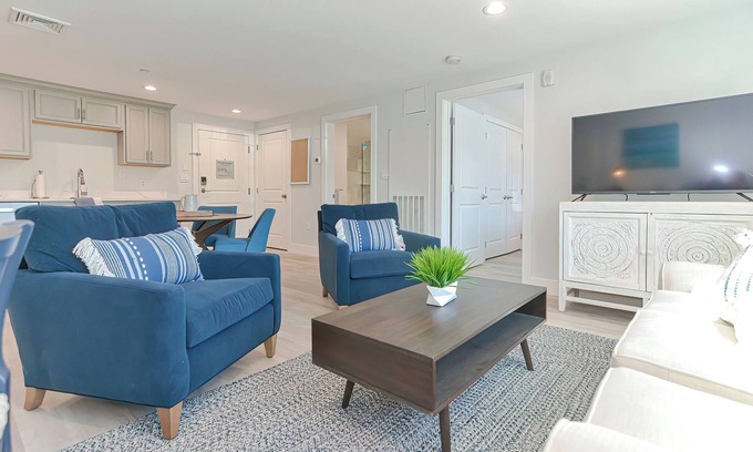 Plymouth Cultural District Apartment | Luxury One Bedroom Condo (625S.F.)
