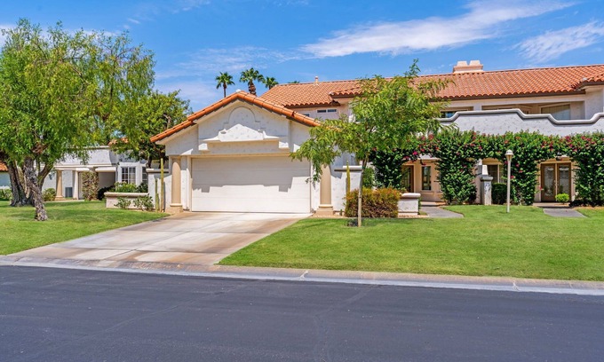 Palm Desert Condo | Luxury Palm Desert Condo: Pool & Mountain Views