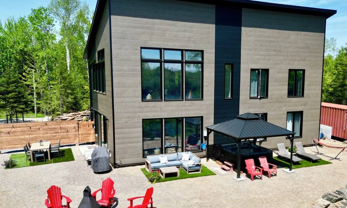 La Minerve House | Luxury Panoramic Lakefront Cottage Spa, Game Room & Beach